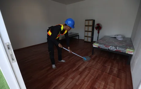 Pekerja menyelesaikan  proyek pembangunan rumah layak huni, di kawaasan Kramat Raya,  Jakarta, Jumat (24/4/2026). \