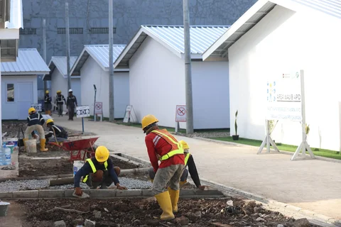 Pekerja menyelesaikan  proyek pembangunan rumah layak huni, di kawaasan Kramat Raya,  Jakarta, Jumat (24/4/2026). \