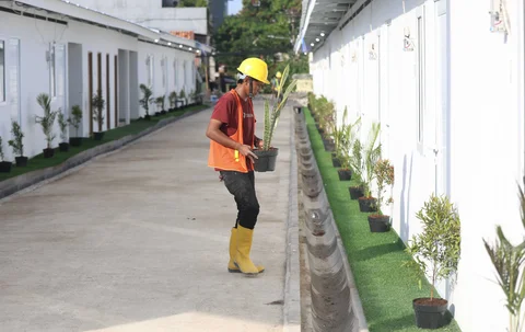 Pekerja menyelesaikan  proyek pembangunan rumah layak huni, di kawaasan Kramat Raya,  Jakarta, Jumat (24/4/2026). \
