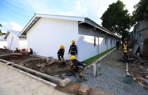 Pekerja menyelesaikan  proyek pembangunan rumah layak huni, di kawaasan Kramat Raya,  Jakarta, Jumat (24/4/2026). \