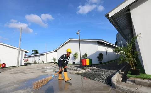 Pekerja menyelesaikan  proyek pembangunan rumah layak huni, di kawaasan Kramat Raya,  Jakarta, Jumat (24/4/2026). \