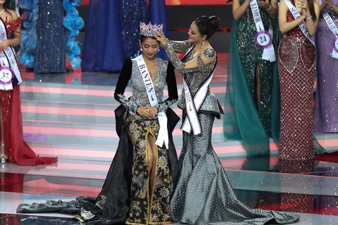 Puteri Indonesia 2025 Firsta Yufi Amarta Putri (kanan) memasang mahkota kepada Puteri Indonesia 2026 Agnes Aditya Rahajeng (kiri) asal Banten pada Grand Final Pemilihan Puteri Indonesia 2026 di Jakarta Internasional Convention Center, Jakarta, Jumat (24/4/2026).