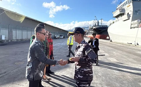 KRI Canopus-936 bersandar di Port Louis, Mauritius, Jumat (14/04/2026) usai menyelesaikan Etape IV pelayaran lintas samudra dalam misi diplomasi maritim TNI AL.