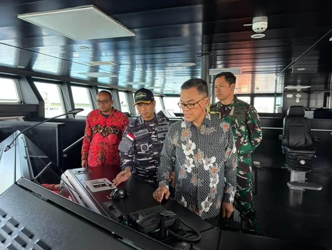 KRI Canopus-936 bersandar di Port Louis, Mauritius, Jumat (14/04/2026) usai menyelesaikan Etape IV pelayaran lintas samudra dalam misi diplomasi maritim TNI AL.