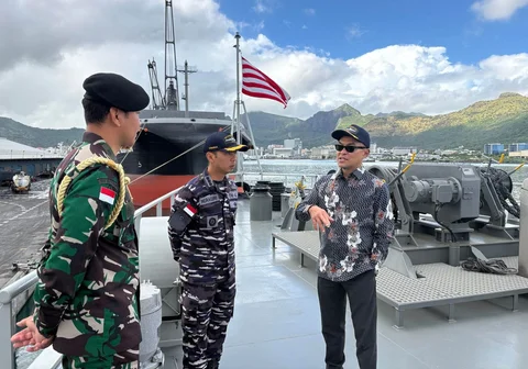 KRI Canopus-936 bersandar di Port Louis, Mauritius, Jumat (14/04/2026) usai menyelesaikan Etape IV pelayaran lintas samudra dalam misi diplomasi maritim TNI AL.