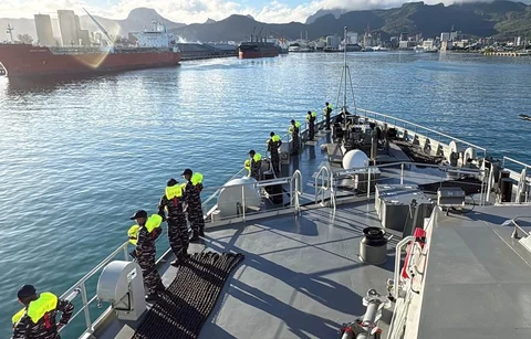 KRI Canopus-936 bersandar di Port Louis, Mauritius, Jumat (14/04/2026) usai menyelesaikan Etape IV pelayaran lintas samudra dalam misi diplomasi maritim TNI AL.
