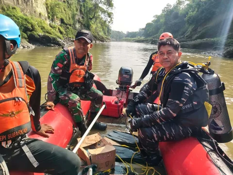 Personel TNI AL bersama tim SAR gabungan mengevakuasi dua korban tenggelam di Sungai Cisanggarung Cirebon, Jumat (24/04/2026).