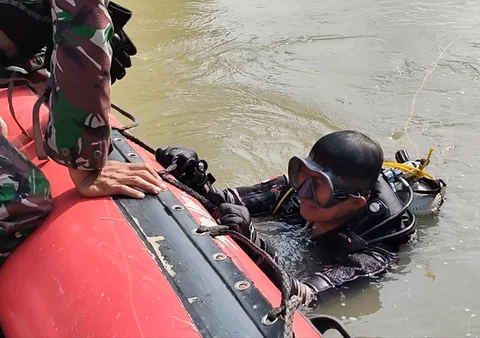 Personel TNI AL bersama tim SAR gabungan mengevakuasi dua korban tenggelam di Sungai Cisanggarung Cirebon, Jumat (24/04/2026).