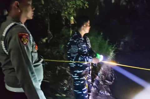 Personel TNI AL bersama tim SAR gabungan mengevakuasi dua korban tenggelam di Sungai Cisanggarung Cirebon, Jumat (24/04/2026).