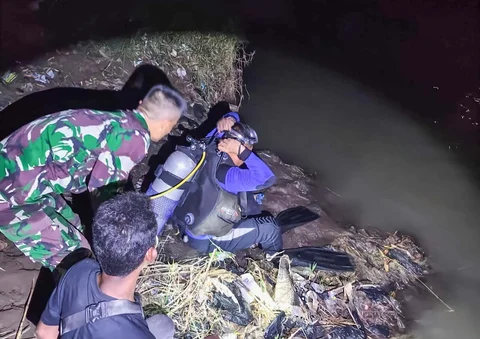 Personel TNI AL bersama tim SAR gabungan mengevakuasi dua korban tenggelam di Sungai Cisanggarung Cirebon, Jumat (24/04/2026).
