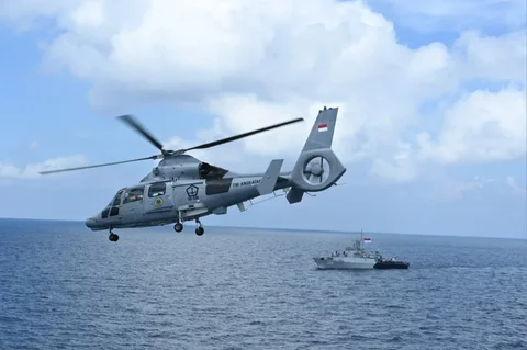 Latihan gabungan TNI di Perairan Karimun Jawa menampilkan koordinasi unsur laut dan udara dalam skenario serangan terintegrasi., Kamis (23/04/2026).