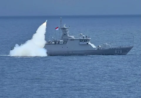 Latihan gabungan TNI di Perairan Karimun Jawa menampilkan koordinasi unsur laut dan udara dalam skenario serangan terintegrasi., Kamis (23/04/2026).