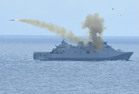 Latihan gabungan TNI di Perairan Karimun Jawa menampilkan koordinasi unsur laut dan udara dalam skenario serangan terintegrasi., Kamis (23/04/2026).