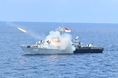 Latihan gabungan TNI di Perairan Karimun Jawa menampilkan koordinasi unsur laut dan udara dalam skenario serangan terintegrasi., Kamis (23/04/2026).
