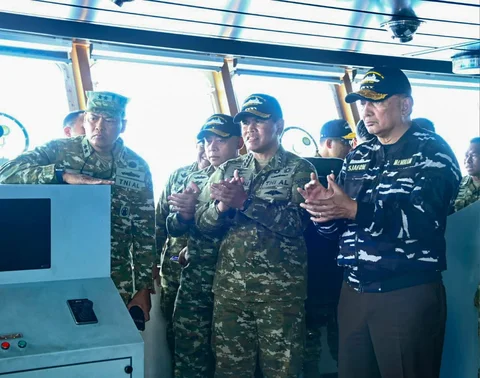 Menteri Pertahanan Sjafrie Sjamsoeddin bersama Kasal Laksamana TNI Muhammad Ali  meninjau latihan gabungan TNI di Perairan Karimun Jawa yang menampilkan koordinasi unsur laut dan udara dalam skenario serangan terintegrasi.