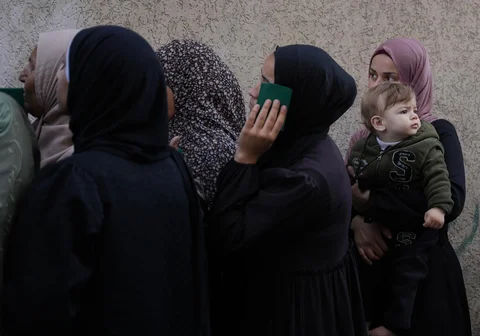 Para perempuan Palestina berbaris di depan tempat pemungutan suara untuk memberikan suara dalam pemilihan lokal di Deir al-Balah, Jalur Gaza tengah, Sabtu (25/04/2026).