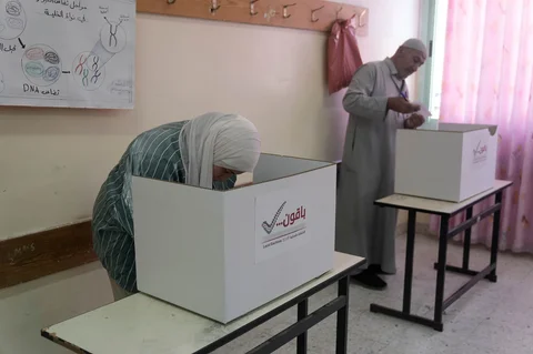 Seorang perempuan Palestina memberikan suara dalam pemilihan lokal di desa Beit Furik, Tepi Barat, Palestuna, Sabtu, 25 April 2026.
