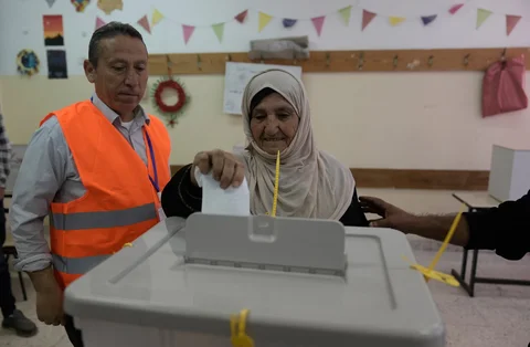 Seorang perempuan Palestina memberikan suara dalam pemilihan local  di desa Beit Furik, Tepi Barat, Palestuna, Sabtu (25/04/2026).
