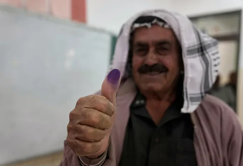 Seorang pria Palestina menunjukkan jari yang telah ditandai setelah memberikan suara dalam pemilihan local di desa Beit Furik, Tepi Barat, Palestuna, Sabtu, 25 April 2026.