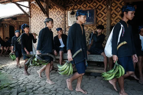 Warga Baduy melakukan perjalanan kegiatan Seba dari pemukiman mereka di Kanekes menuju Pendopo Bupati di Lebak, Banten, Jumat (24/04/2026).