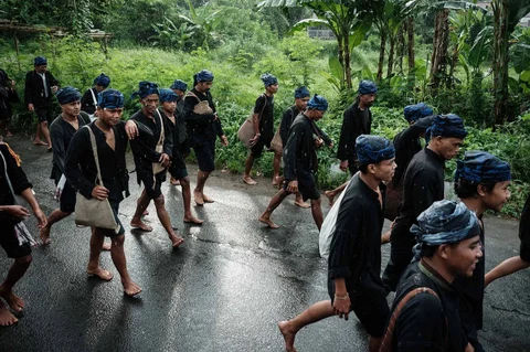 Warga Baduy melakukan perjalanan kegiatan Seba dari pemukiman mereka di Kanekes menuju Pendopo Bupati di Lebak, Banten, Jumat (24/04/2026).