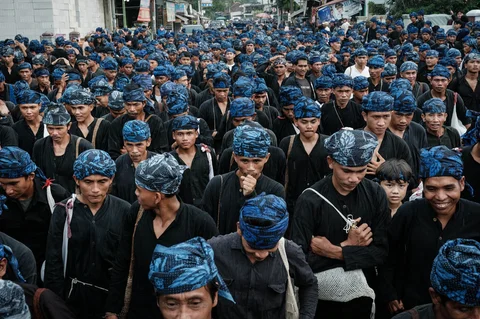 Warga Baduy melakukan perjalanan kegiatan Seba dari pemukiman mereka di Kanekes menuju Pendopo Bupati di Lebak, Banten, Jumat (24/04/2026).