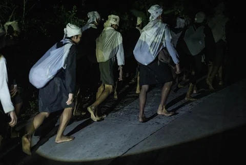Warga Baduy melakukan perjalanan kegiatan Seba dari pemukiman mereka di Kanekes menuju Pendopo Bupati di Lebak, Banten, Jumat (24/04/2026).