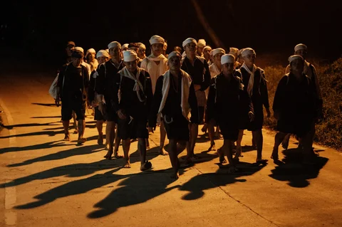 Warga Baduy melakukan perjalanan kegiatan Seba dari pemukiman mereka di Kanekes menuju Pendopo Bupati di Lebak, Banten, Jumat (24/04/2026).