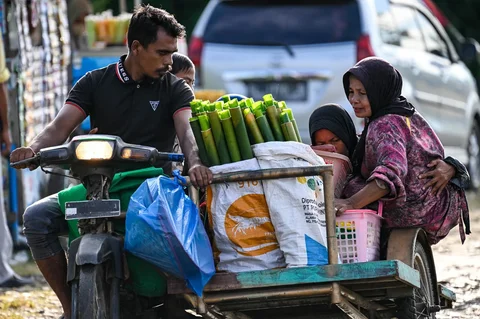 Peserta bersiap  memasak lemang (theut leumang) di bantaran sungai Desa Lhueng Asan, Aceh Barat Daya (Abdya), Aceh, Sabtu (25/4/2026).