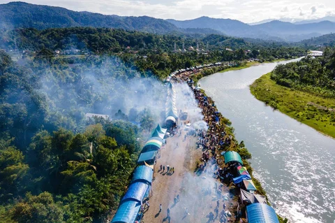 Foto udara sejumlah peserta memasak lemang (theut leumang) di bantaran sungai Desa Lhueng Asan, Aceh Barat Daya (Abdya), Aceh, Sabtu (25/4/2026).