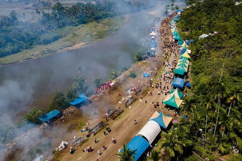 Foto udara sejumlah peserta memasak lemang (theut leumang) di bantaran sungai Desa Lhueng Asan, Aceh Barat Daya (Abdya), Aceh, Sabtu (25/4/2026).