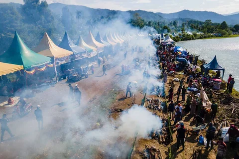 Peserta memasak lemang (theut leumang) di bantaran sungai Desa Lhueng Asan, Aceh Barat Daya (Abdya), Aceh, Sabtu (25/4/2026).