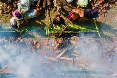 Peserta memasak lemang (theut leumang) di bantaran sungai Desa Lhueng Asan, Aceh Barat Daya (Abdya), Aceh, Sabtu (25/4/2026).