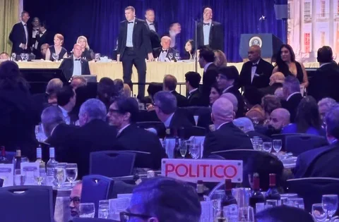 Agen-agen Secret Service AS memberikan respons di dekat Presiden Donald Trump selama acara White House Correspondents Dinner di Washington , Sabtu (25/04/2026).