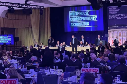 Agen-agen Secret Service AS memberikan respons di dekat Presiden Donald Trump selama acara White House Correspondents Dinner di Washington , Sabtu (25/04/2026).