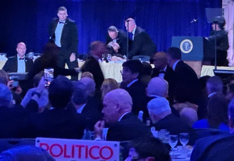 Agen-agen Secret Service memberi respons selama acara White House Correspondents Dinner  di Washington , Sabtu (25/04/2026).