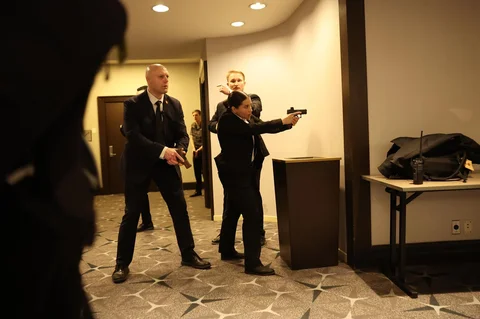 Agen-agen Secret Service memberi respons setelah insiden di acara makan malam tahunan Asosiasi Koresponden Gedung Putih, Sabtu (25/04/2026).