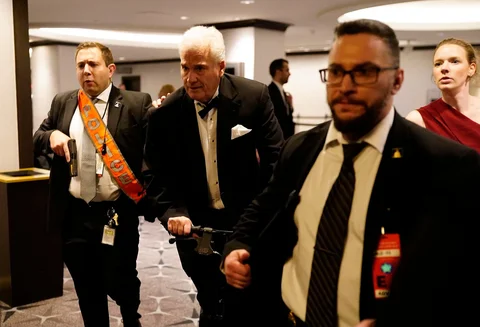 Para pria mengawal orang-orang setelah insiden setelah insiden di acara makan malam tahunan Asosiasi Koresponden Gedung Putih, Sabtu (25/04/2026).