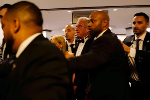 Menteri Kesehatan dan Layanan Kemanusiaan AS, Robert F. Kennedy Jr., dikawal oleh agen federal setelah insiden setelah insiden di acara makan malam tahunan Asosiasi Koresponden Gedung Putih, Sabtu (25/04/2026).