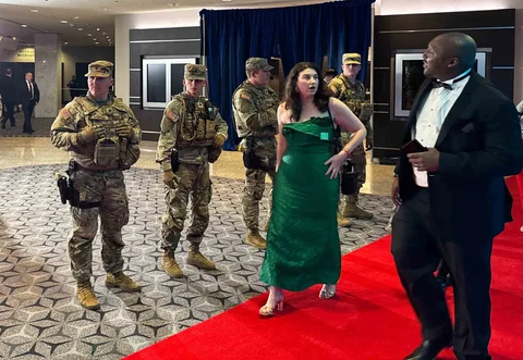 Garda Nasional melakukan pengamanan setelah insiden di acara makan malam tahunan Asosiasi Koresponden Gedung Putih, Sabtu (25/04/2026).