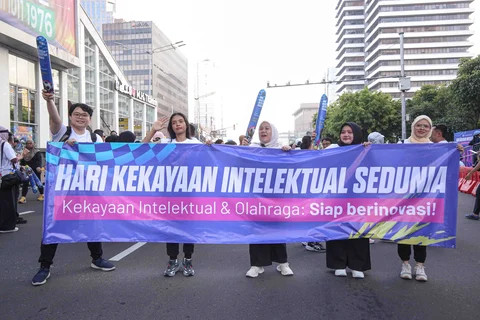 Ratusan warga memadati kawasan Sarinah hingga Sudirman untuk mengikuti fun walk dalam rangka Hari Kekayaan Intelektual Sedunia 2026, Minggu (26/04/2026).