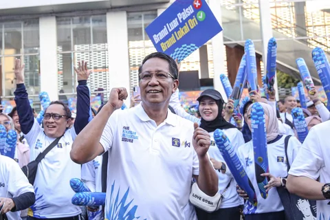 Menteri Hukum Supratman Andi Agtas bersama warga mengikuti fun walk dalam rangka Hari Kekayaan Intelektual Sedunia 2026, Minggu (26/04/2026).