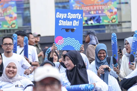 Ratusan warga memadati kawasan Sarinah hingga Sudirman untuk mengikuti fun walk dalam rangka Hari Kekayaan Intelektual Sedunia 2026, Minggu (26/04/2026).