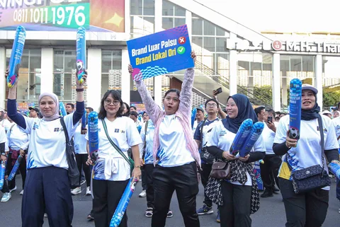 Ratusan warga memadati kawasan Sarinah hingga Sudirman untuk mengikuti fun walk dalam rangka Hari Kekayaan Intelektual Sedunia 2026, Minggu (26/04/2026).
