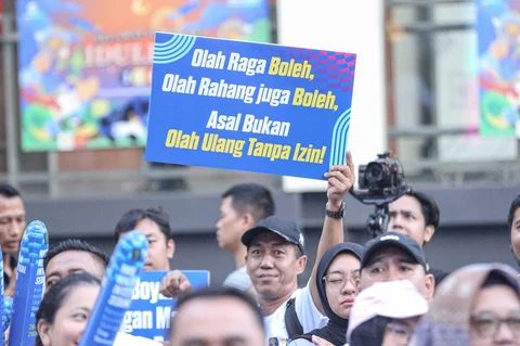 Ratusan warga memadati kawasan Sarinah hingga Sudirman untuk mengikuti fun walk dalam rangka Hari Kekayaan Intelektual Sedunia 2026, Minggu (26/04/2026).