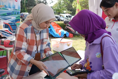 Pengunjung berinteraksi pada booth layanan informasi yang memberikan edukasi terkait rute perjalanan, tarif, jadwal operasional, serta kemudahan integrasi antarmoda di TMII, Jakarta, Minggu (26/04/2026).
