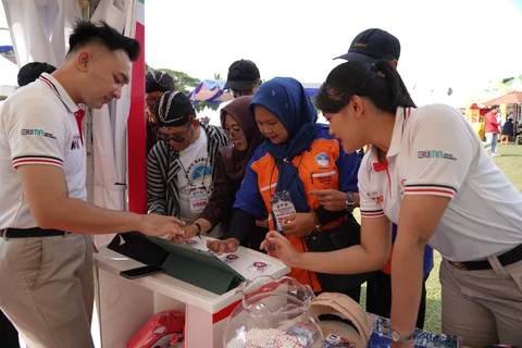 Pengunjung berinteraksi pada booth layanan informasi yang memberikan edukasi terkait rute perjalanan, tarif, jadwal operasional, serta kemudahan integrasi antarmoda di TMII, Jakarta, Minggu (26/04/2026).