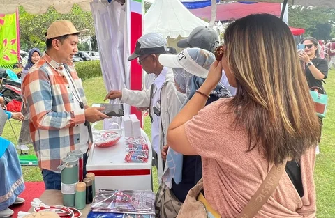 Pengunjung berinteraksi pada booth layanan informasi yang memberikan edukasi terkait rute perjalanan, tarif, jadwal operasional, serta kemudahan integrasi antarmoda di TMII, Jakarta, Minggu (26/04/2026).