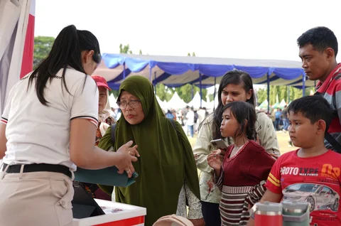 Pengunjung berinteraksi pada booth layanan informasi yang memberikan edukasi terkait rute perjalanan, tarif, jadwal operasional, serta kemudahan integrasi antarmoda di TMII, Jakarta, Minggu (26/04/2026).