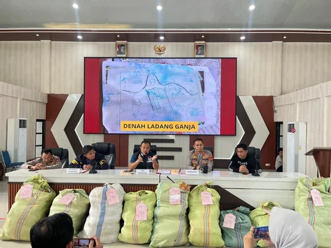Petugas Polda Sumatera Selatan saat konferensi pers mengungkap kasus peredaran ganja jaringan Empat Lawang dengan barang bukti 220 kilogram ganja kering di Paolres Empat Lawang, Sumatera Selatan, Minggu (26/04/2026).